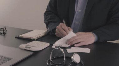 Sağlık masrafları ve ücretleri kavramı. Akıllı doktor el modern hastanede tıbbi masrafları için bir hesap makinesi kullanılır