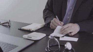 Sağlık masrafları ve ücretleri kavramı. Akıllı doktor el modern hastanede tıbbi masrafları için bir hesap makinesi kullanılır