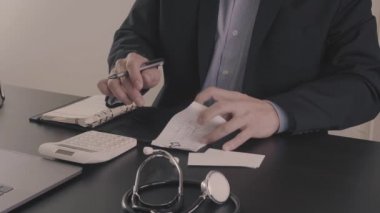 Sağlık masrafları ve ücretleri kavramı. Akıllı doktor el modern hastanede tıbbi masrafları için bir hesap makinesi kullanılır