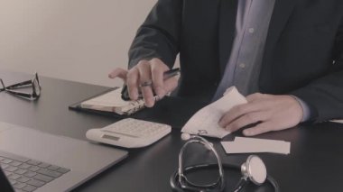 Sağlık masrafları ve ücretleri kavramı. Akıllı doktor el modern hastanede tıbbi masrafları için bir hesap makinesi kullanılır