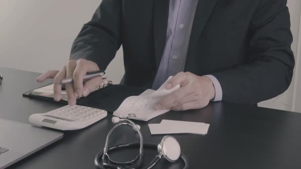 Main Médecin Intelligent Utilisé Une Calculatrice Pour Les Coûts Médicaux — Video