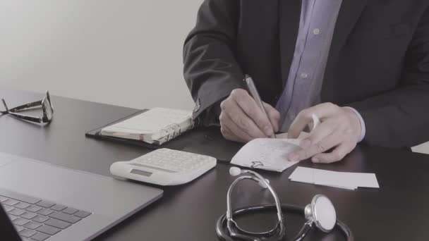 Sağlık Masrafları Ücretleri Kavramı Akıllı Doktor Modern Hastanede Tıbbi Masrafları — Stok video