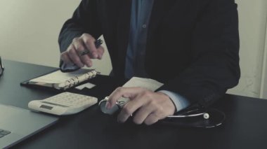 Sağlık masrafları ve ücretleri kavramı. Akıllı doktor el modern hastanede tıbbi masrafları için bir hesap makinesi kullanılır