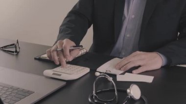 Sağlık masrafları ve ücretleri kavramı. Akıllı doktor el modern hastanede tıbbi masrafları için bir hesap makinesi kullanılır