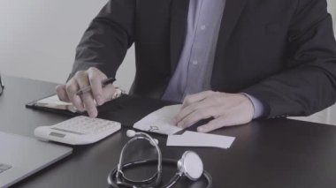 Sağlık masrafları ve ücretleri kavramı. Akıllı doktor el modern hastanede tıbbi masrafları için bir hesap makinesi kullanılır