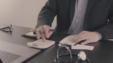 Sağlık masrafları ve ücretleri kavramı. Akıllı doktor el modern hastanede tıbbi masrafları için bir hesap makinesi kullanılır