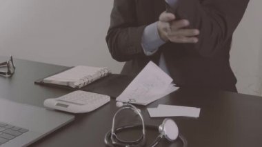 Sağlık masrafları ve ücretleri kavramı. Akıllı doktor el modern hastanede tıbbi masrafları için bir hesap makinesi kullanılır