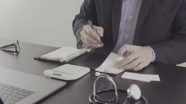 Sağlık masrafları ve ücretleri kavramı. Akıllı doktor el modern hastanede tıbbi masrafları için bir hesap makinesi kullanılır