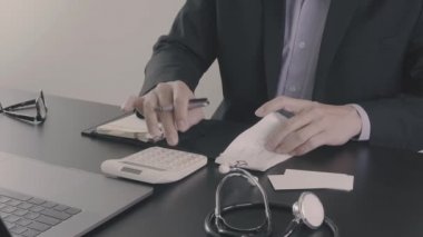 Sağlık masrafları ve ücretleri kavramı. Akıllı doktor el modern hastanede tıbbi masrafları için bir hesap makinesi kullanılır