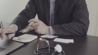 Sağlık masrafları ve ücretleri kavramı. Akıllı doktor el modern hastanede tıbbi masrafları için bir hesap makinesi kullanılır