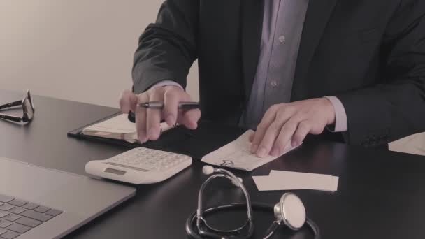 Helsetjenester Honorarer Konsept Smart Leges Hånd Brukte Kalkulator Medisinske Kostnader – stockvideo