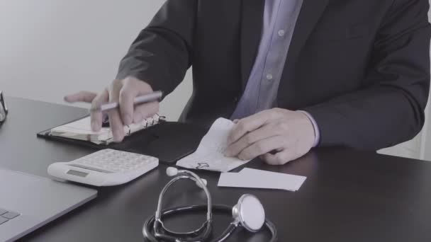 Main Médecin Intelligent Utilisé Une Calculatrice Pour Les Coûts Médicaux — Video