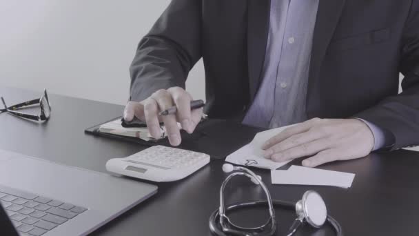 Concepto Costos Honorarios Atención Médica Hand Smart Doctor Used Calculator — Vídeo de stock