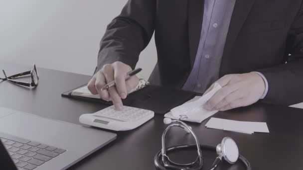 Gezondheidszorg Kosten Honoraria Concept Hand Van Slimme Arts Gebruikt Een — Stockvideo