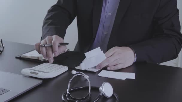 Zdravotní Náklady Poplatky Koncept Ruční Smart Doktor Používá Kalkulátor Nákladů — Stock video