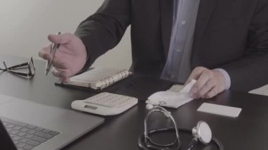 Sağlık masrafları ve ücretleri kavramı. Akıllı doktor el modern hastanede tıbbi masrafları için bir hesap makinesi kullanılır