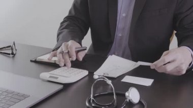 Sağlık masrafları ve ücretleri kavramı. Akıllı doktor el modern hastanede tıbbi masrafları için bir hesap makinesi kullanılır