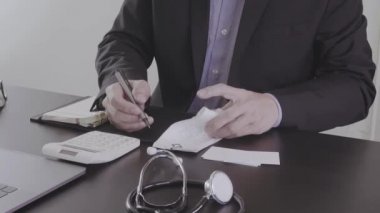 Sağlık masrafları ve ücretleri kavramı. Akıllı doktor el modern hastanede tıbbi masrafları için bir hesap makinesi kullanılır