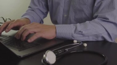 Sağlık masrafları ve ücretleri kavramı. Akıllı doktor el modern hastanede tıbbi masrafları için bir hesap makinesi kullanılır