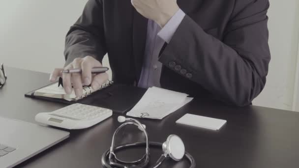ヘルスケアの費用および費用の概念 スマート ドクターの手は 近代的な病院での医療費のため電卓を使用 — ストック動画