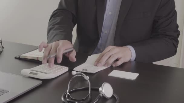 Main Médecin Intelligent Utilisé Une Calculatrice Pour Les Coûts Médicaux — Video