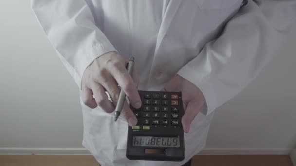 Concepto Costos Honorarios Atención Médica Hand Smart Doctor Used Calculator — Vídeo de stock