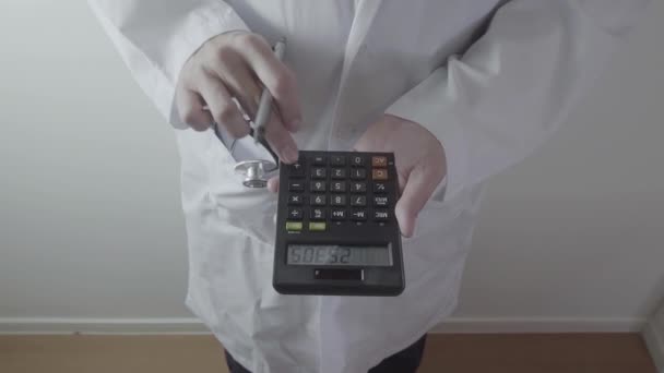 医疗成本和费用的概念 聪明的医生的手用于现代医院的医疗成本计算器 — 图库视频影像
