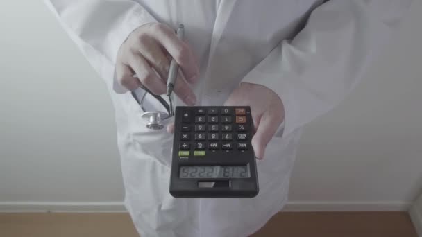 Concepto Costos Honorarios Atención Médica Hand Smart Doctor Used Calculator — Vídeo de stock