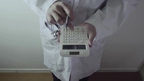 Затраты Здравоохранение Расходы Лечение Концепту Рука Умного Врача Использовала Калькулятор — стоковое видео