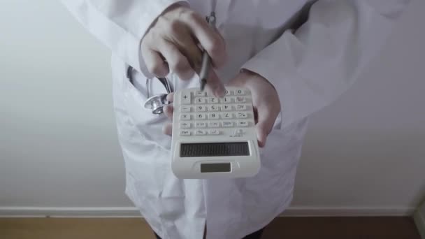 Concepto Costos Honorarios Atención Médica Hand Smart Doctor Used Calculator — Vídeos de Stock