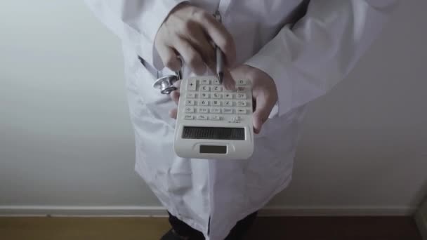 Gesundheitskosten Und Honorarkonzept Hand Des Smarten Arztes Verwendet Einen Rechner — Stockvideo