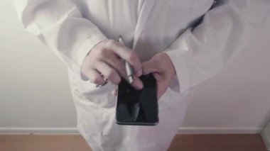 Sağlık masrafları ve ücretleri kavramı. Akıllı doktor el modern hastanede tıbbi masrafları için bir hesap makinesi kullanılır