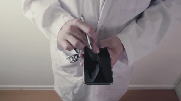 ヘルスケアの費用および費用の概念 スマート ドクターの手は 近代的な病院での医療費のため電卓を使用 — ストック動画