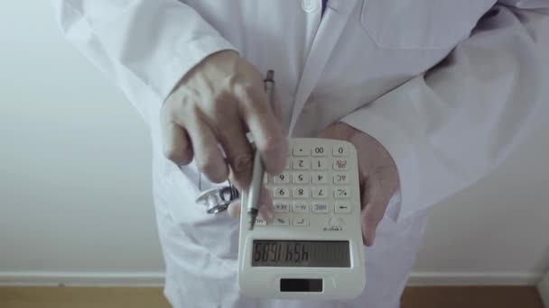 Затраты Здравоохранение Расходы Лечение Концепту Рука Умного Врача Использовала Калькулятор — стоковое видео