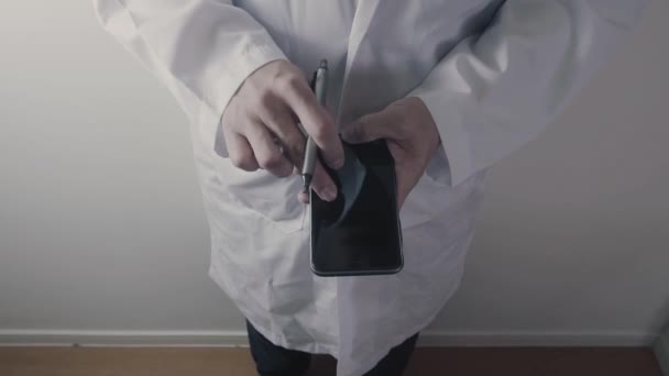 Gesundheitskosten und Honorarkonzept. Hand des smarten Arztes verwendet einen Rechner für medizinische Kosten in modernen Krankenhäusern