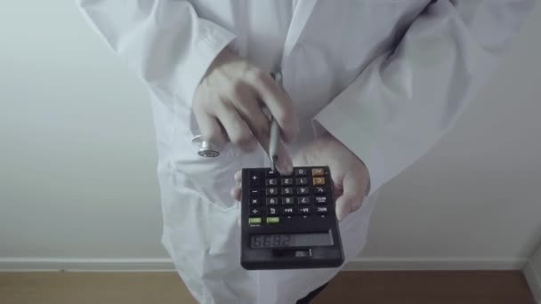 Concepto Costos Honorarios Atención Médica Hand Smart Doctor Used Calculator — Vídeos de Stock