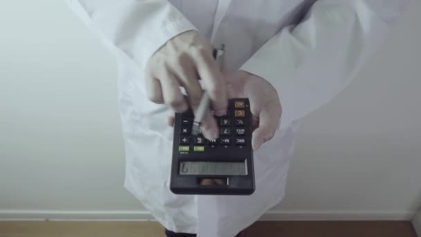 Concepto Costos Honorarios Atención Médica Hand Smart Doctor Used Calculator — Vídeo de stock