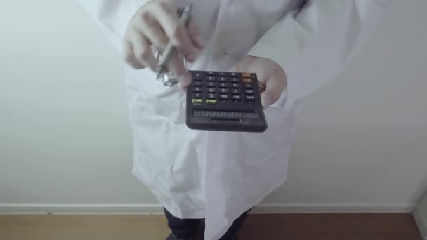 Gesundheitskosten Und Honorarkonzept Hand Des Smarten Arztes Verwendet Einen Rechner — Stockvideo