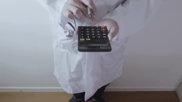 Concepto Costos Honorarios Atención Médica Hand Smart Doctor Used Calculator — Vídeos de Stock