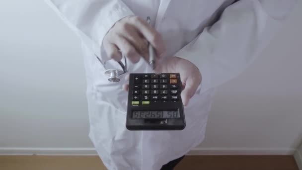 Gesundheitskosten Und Honorarkonzept Hand Des Smarten Arztes Verwendet Einen Rechner — Stockvideo