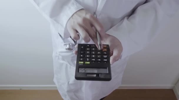 Concepto Costos Honorarios Atención Médica Hand Smart Doctor Used Calculator — Vídeos de Stock