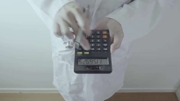 Concepto Costos Honorarios Atención Médica Hand Smart Doctor Used Calculator — Vídeos de Stock