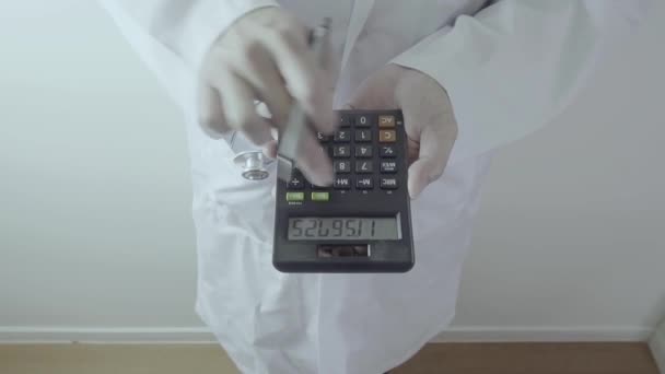 Concepto Costos Honorarios Atención Médica Hand Smart Doctor Used Calculator — Vídeo de stock