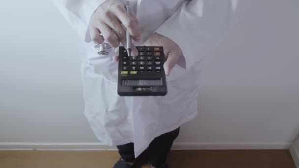Concepto Costos Honorarios Atención Médica Hand Smart Doctor Used Calculator — Vídeo de stock