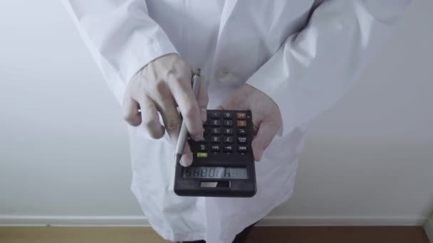 Concepto Costos Honorarios Atención Médica Hand Smart Doctor Used Calculator — Vídeos de Stock