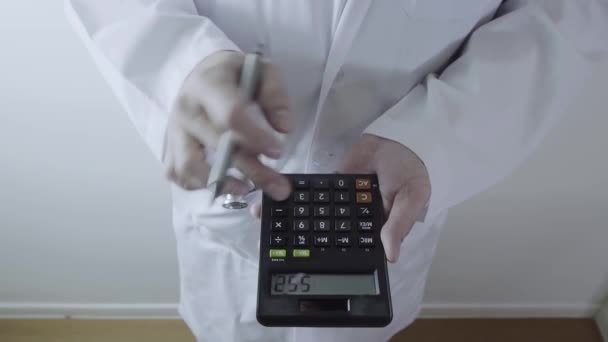 Concepto Costos Honorarios Atención Médica Hand Smart Doctor Used Calculator — Vídeos de Stock