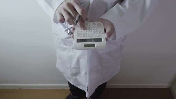 Main Médecin Intelligent Utilisé Une Calculatrice Pour Les Coûts Médicaux — Video