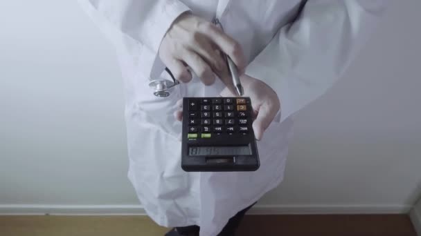 Egészségügyi Költségek Díjak Fogalom Kézi Smart Orvos Egy Számológép Használatos — Stock videók