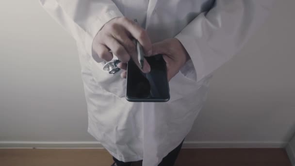 Concepto Costos Honorarios Atención Médica Hand Smart Doctor Used Calculator — Vídeo de stock