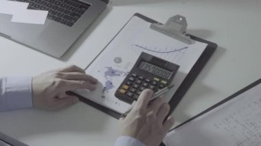 Sağlık görünümünü maliyeti ve kavram ücretleri. Ağır çekimde modern hastanede tıbbi masrafları için bir hesap makinesi akıllı doktor el kullanılır
